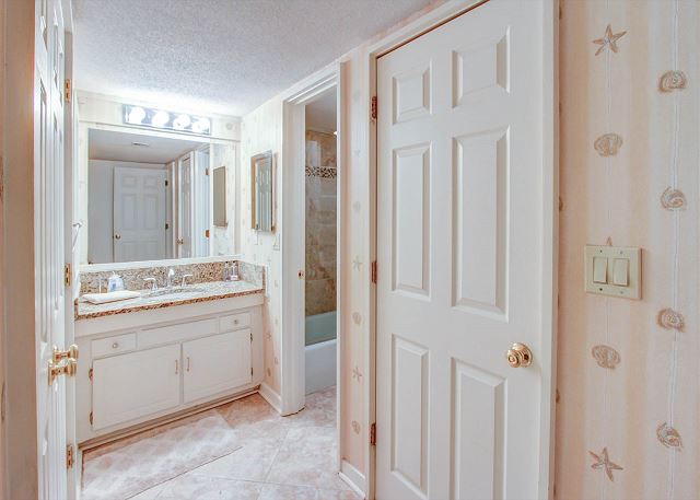 King Suite Full Bathroom