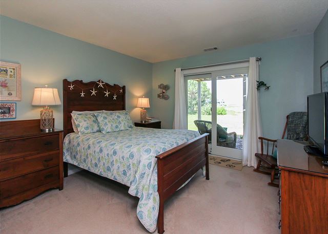 1st Floor Queen Bedroom