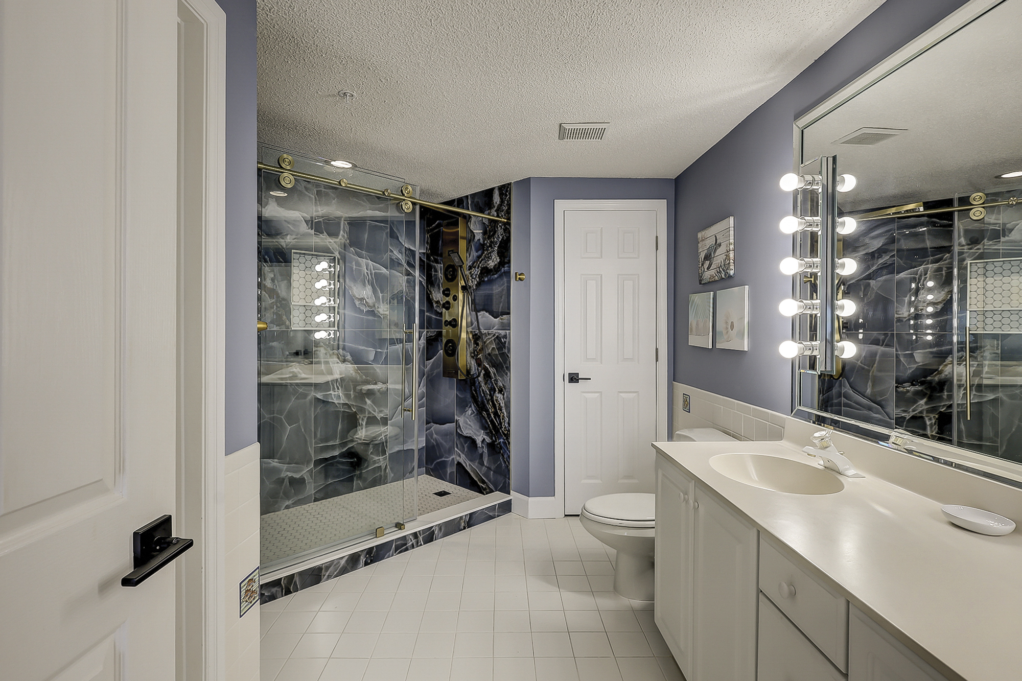 King Suite Full Bathroom