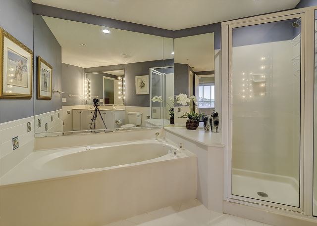 King Suite Full Bathroom