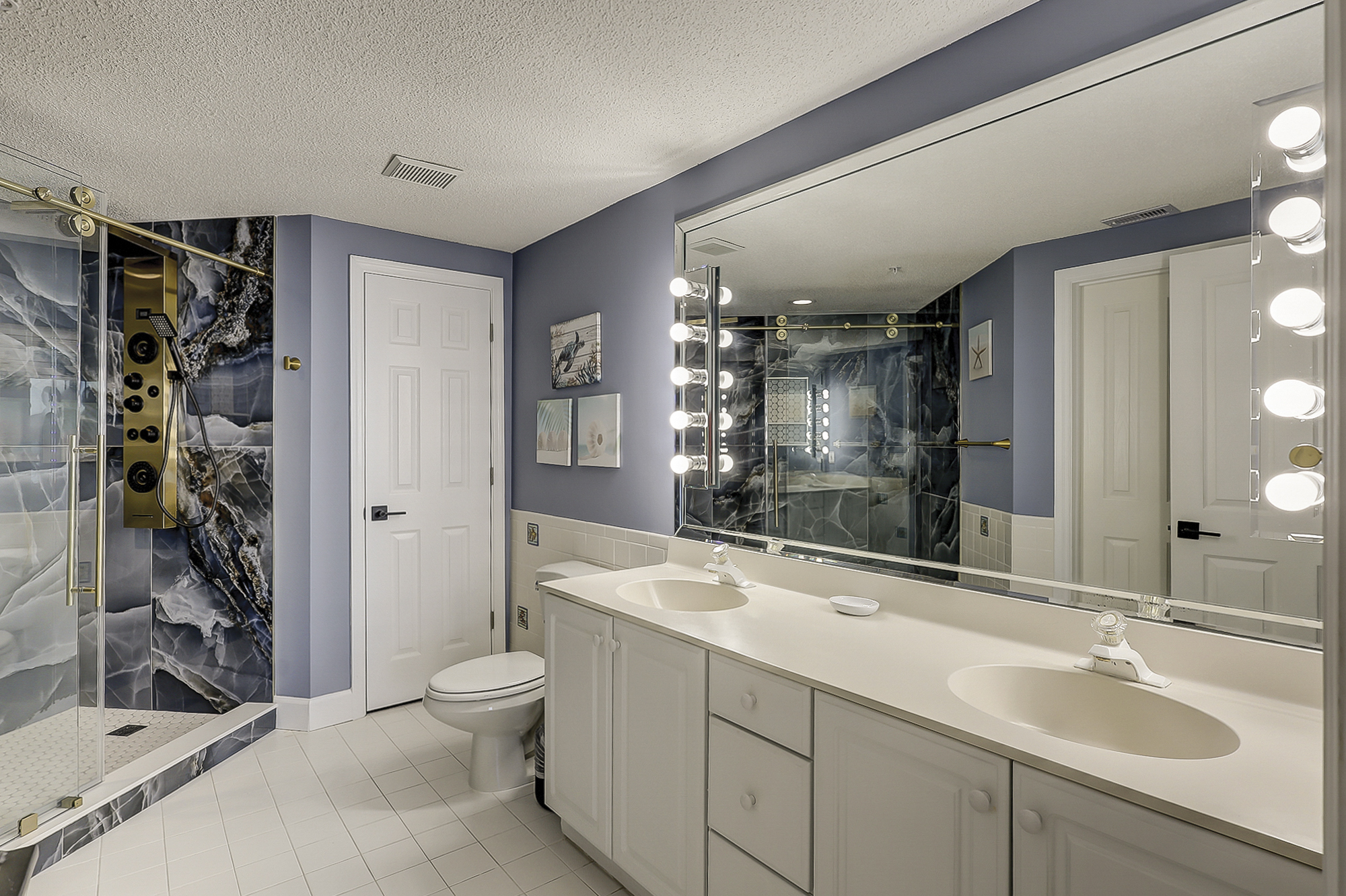 King Suite Full Bathroom