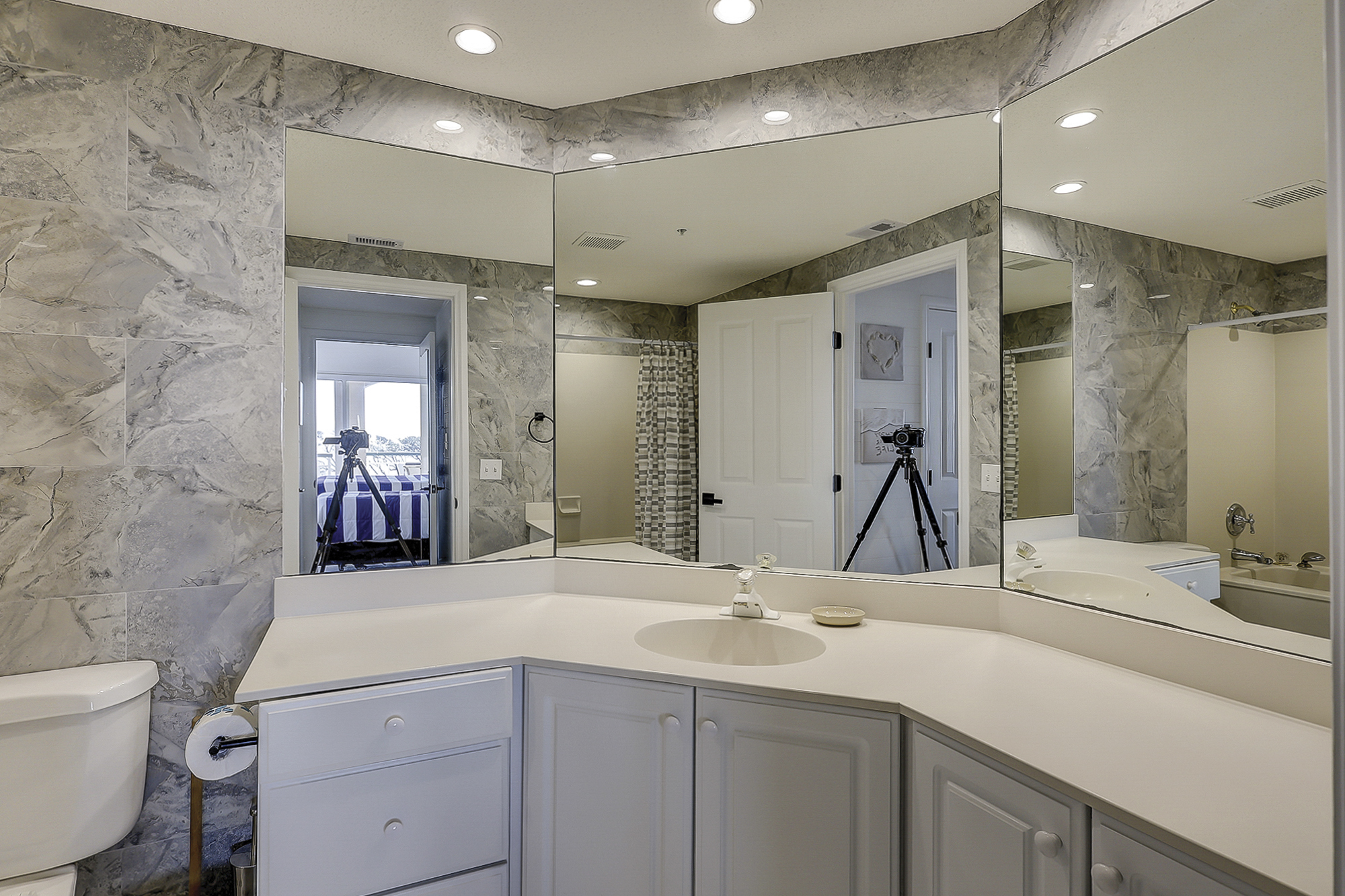 Guest Suite Full Bathroom