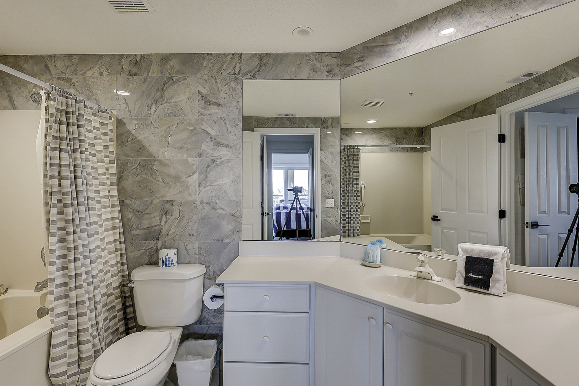 Guest Suite Full Bathroom