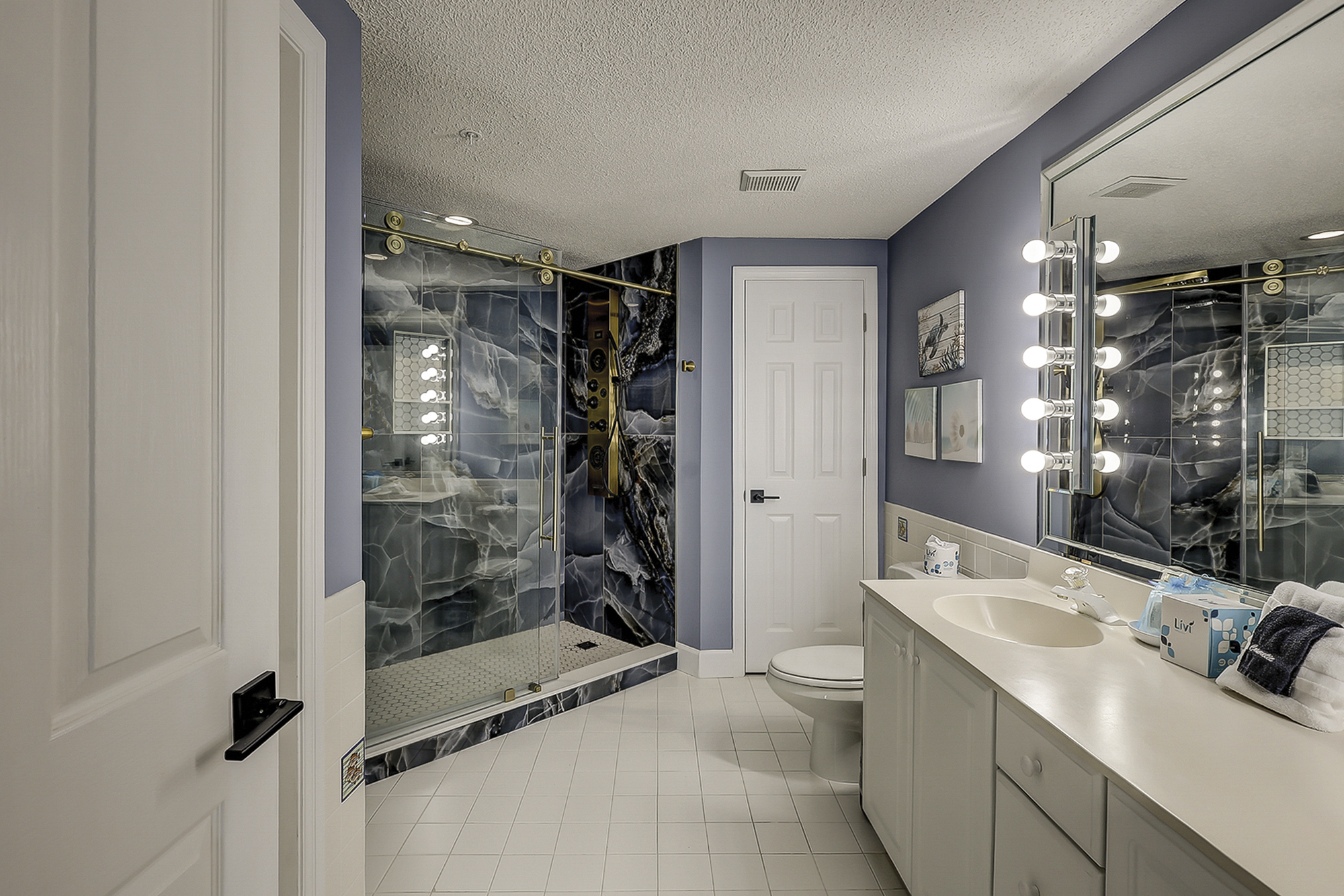 King Suite Full Bathroom