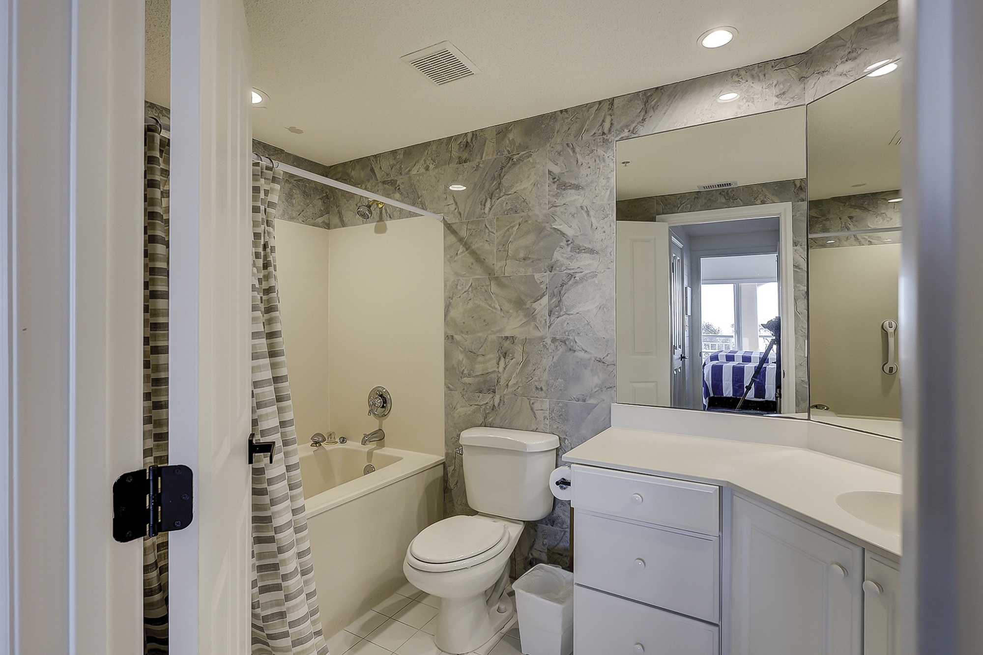 Guest Suite Full Bathroom