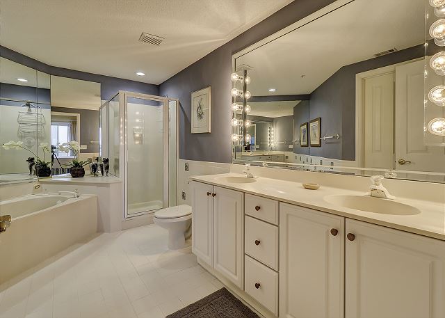 King Suite Full Bathroom