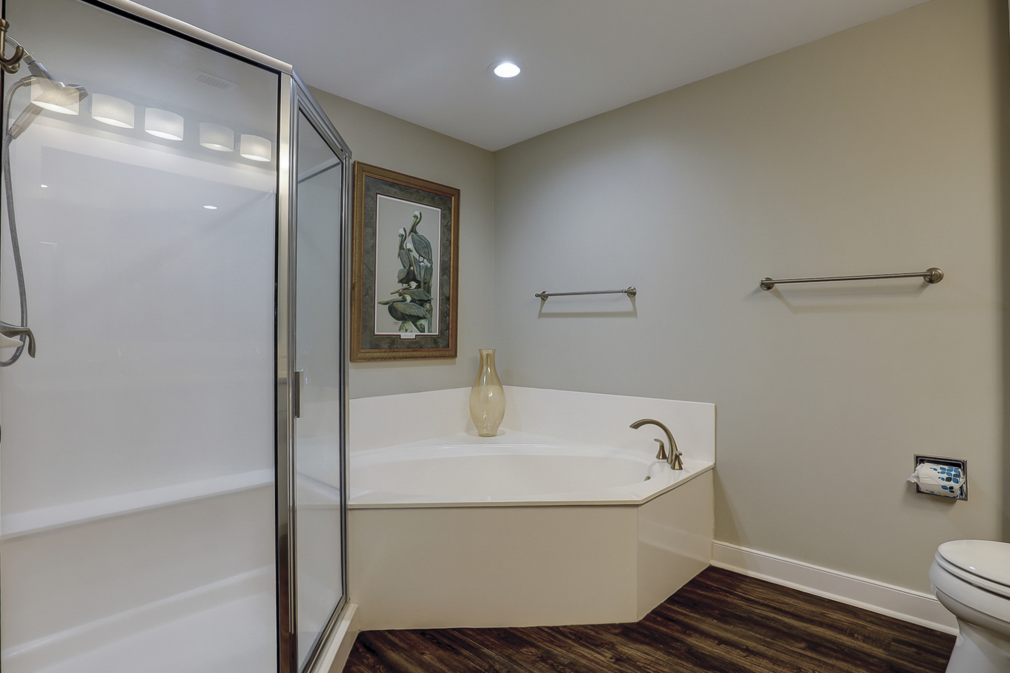 Guest Suite Full Bathroom