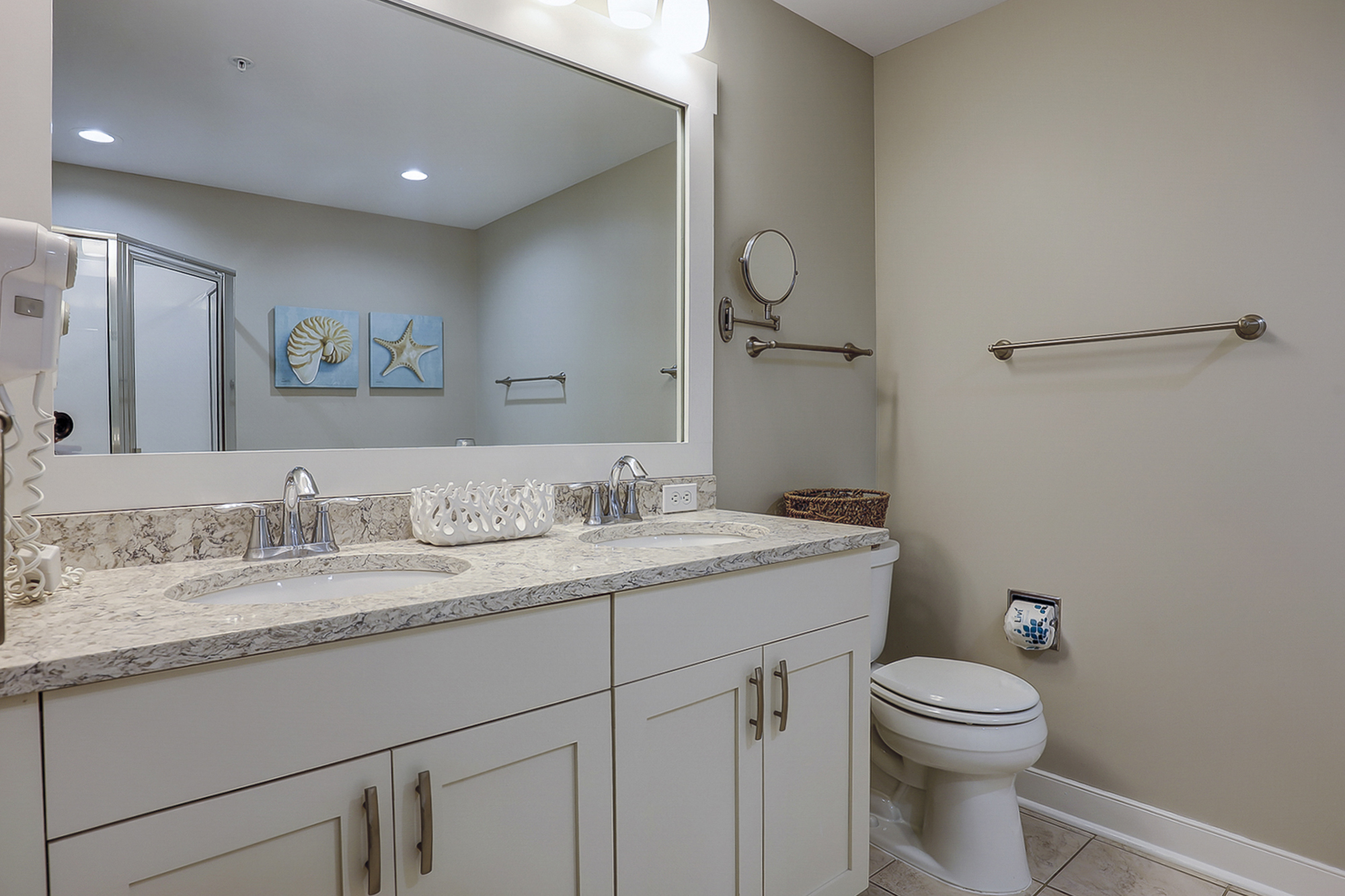 King Suite Full Bathroom