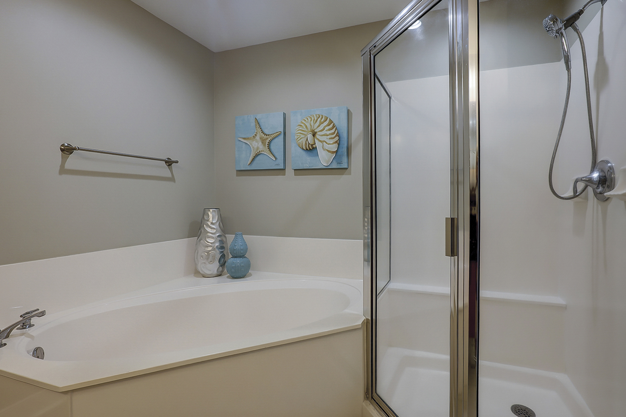 King Suite Full Bathroom