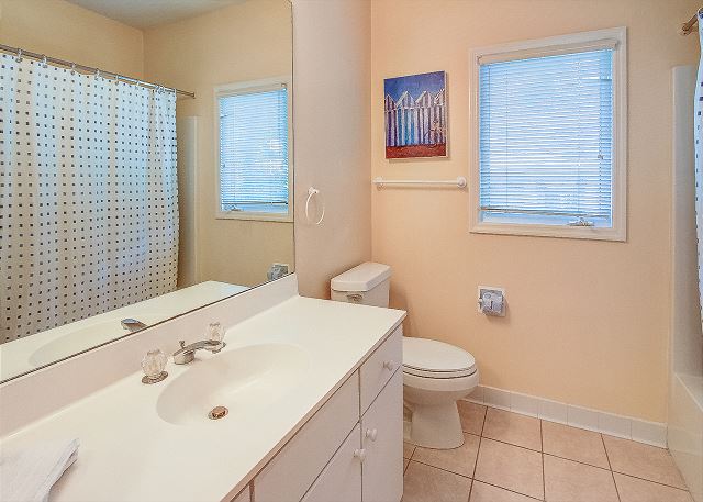 Queen Suite Full Bathroom