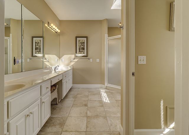 King Suite Full Bathroom
