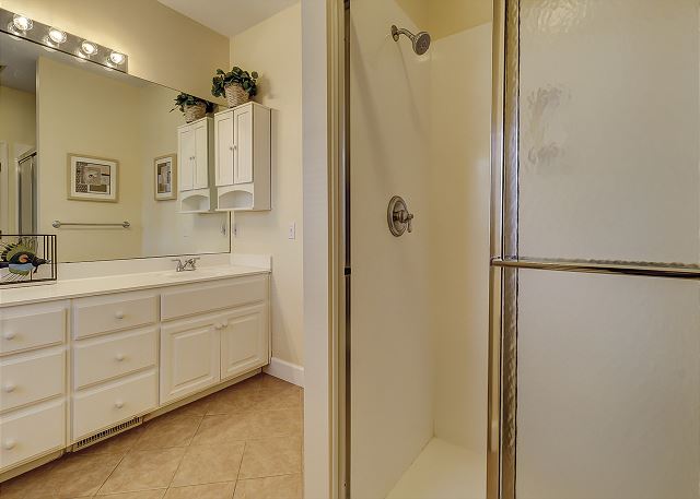 1st Floor King Suite Full Bathroom