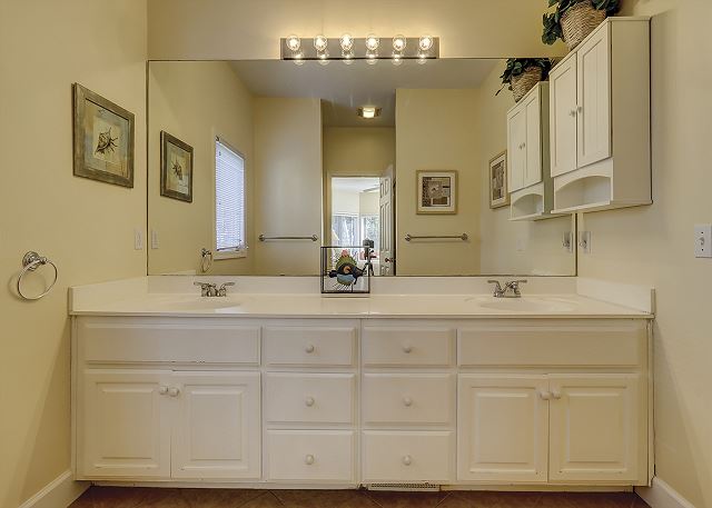 1st Floor King Suite Full Bathroom