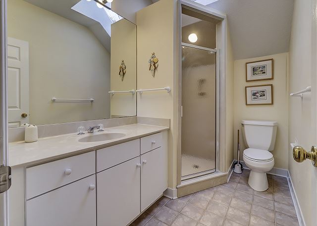 2nd Floor Guest Suite Full Bathroom