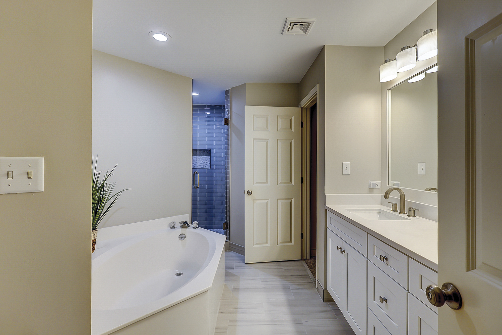 Guest Suite Full Bathroom