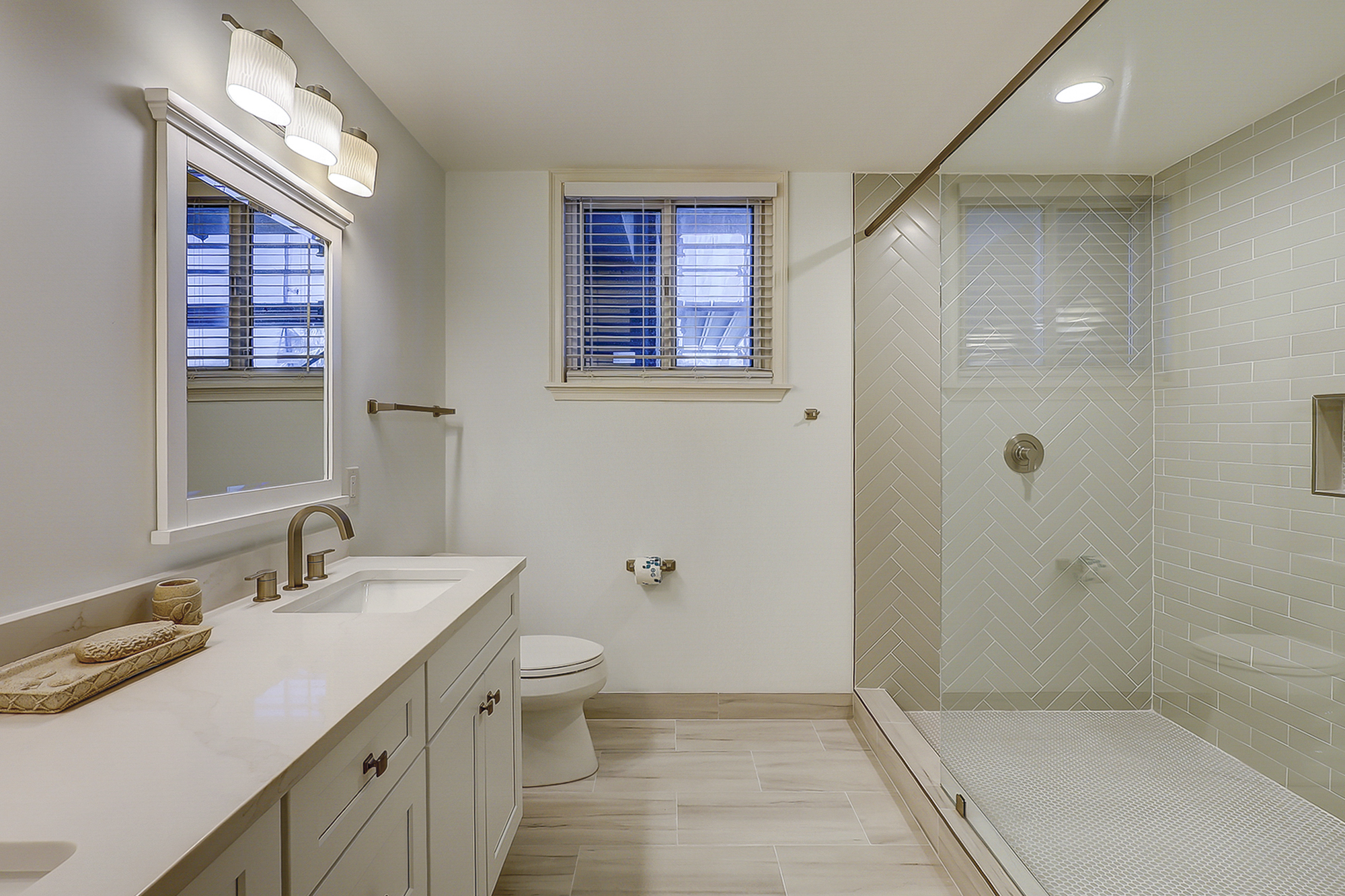 King Suite Full Bathroom