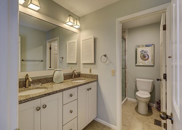 King Suite Full Bathroom
