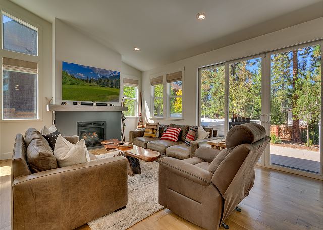 A Modern Tahoe 3 Bedroom, 3 & 1/2 Bath, Close to Downtown(SL110)