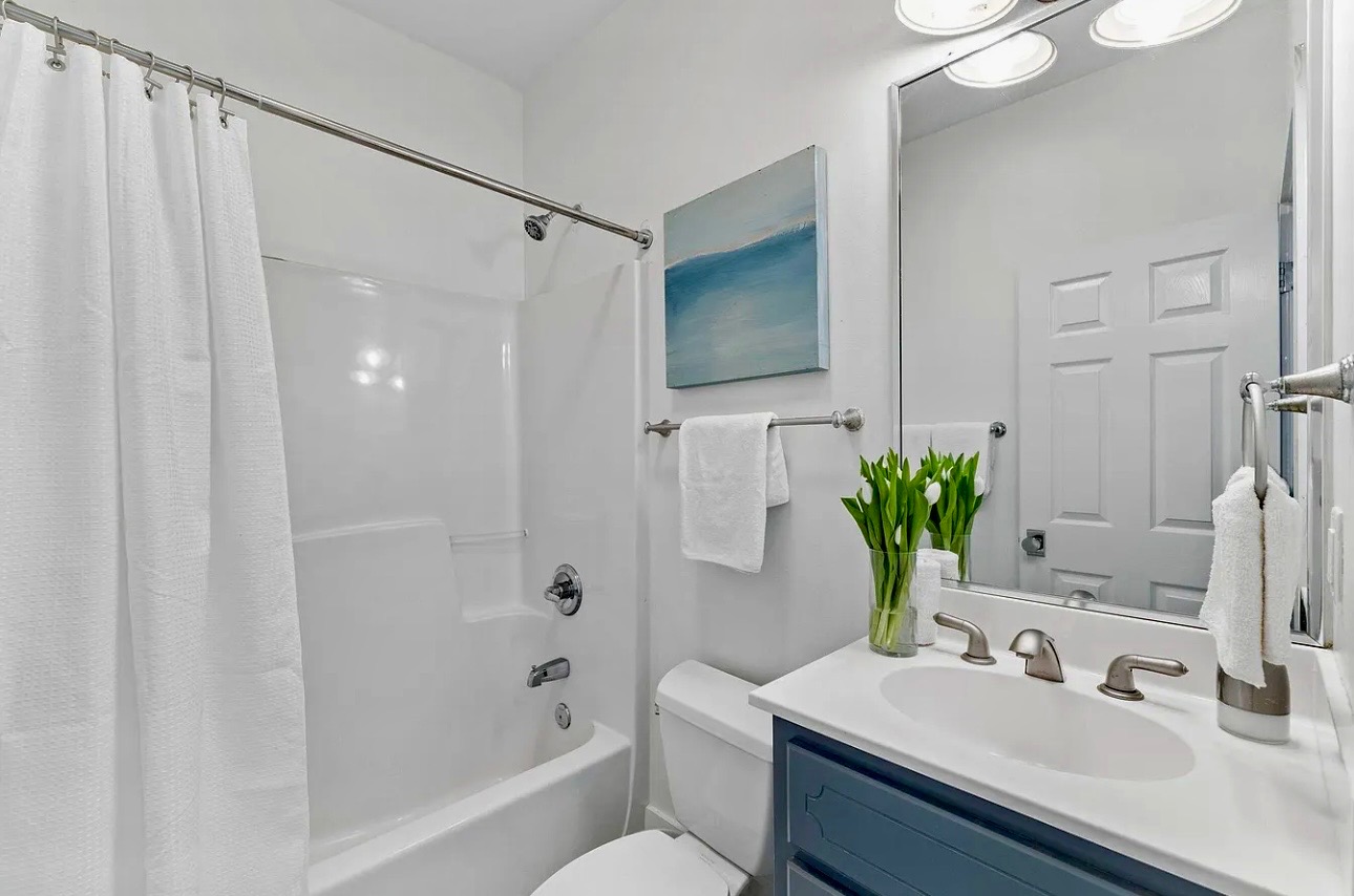 Guest bathroom upstairs