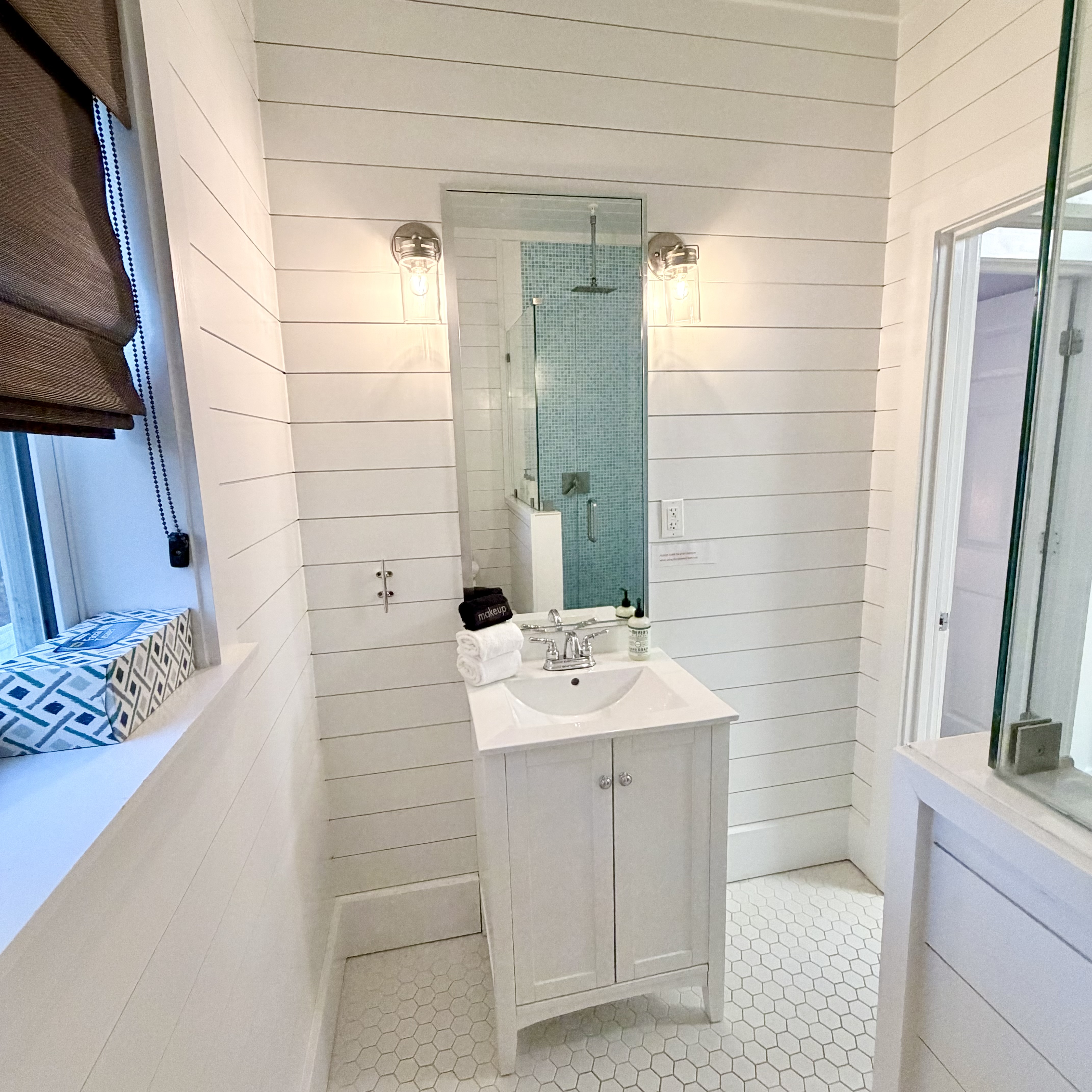 Guest bathroom Downstairs