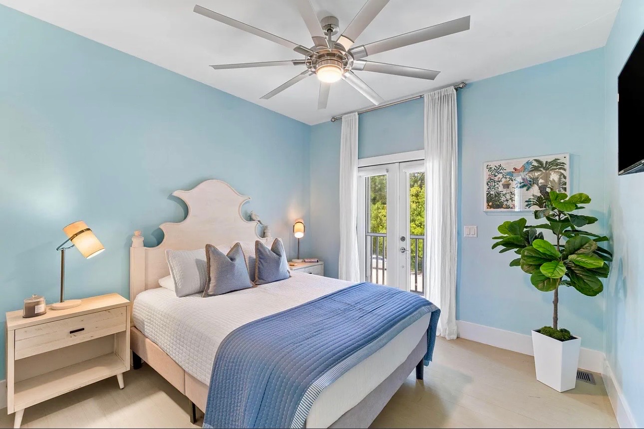 Queen Guest bedroom upstairs