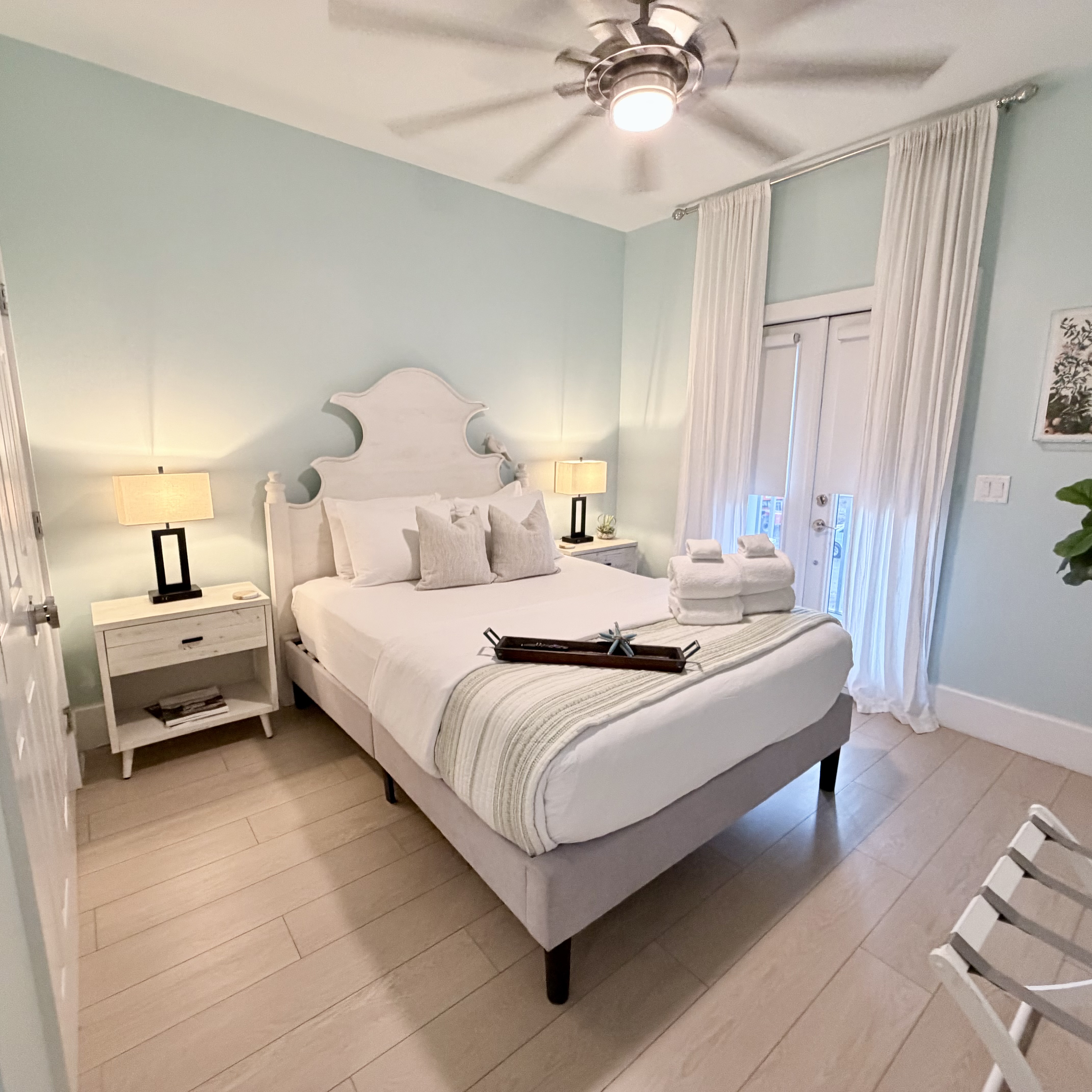 Queen Guest bedroom upstairs
