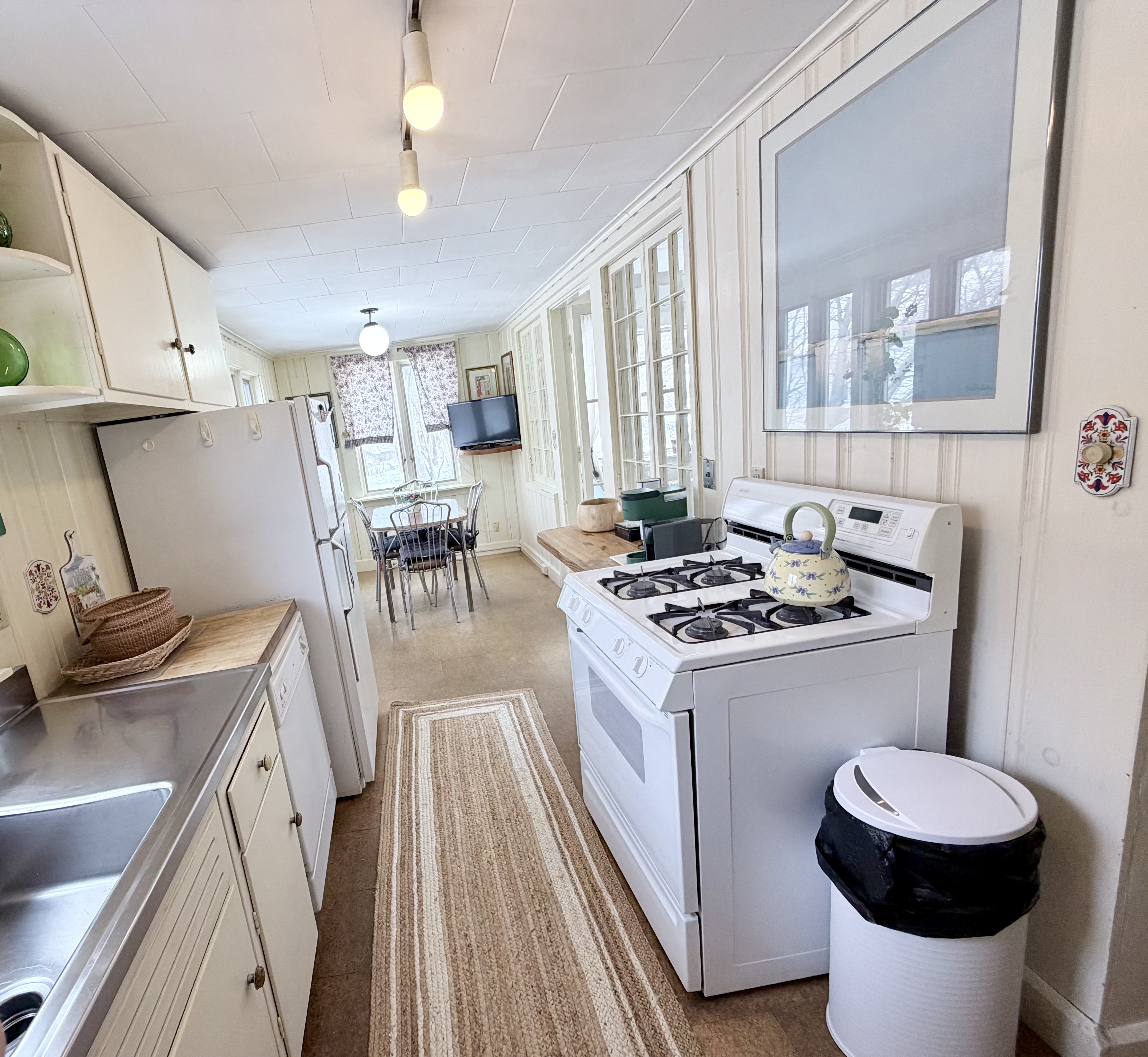 Full Size Kitchen with Breakfast nook