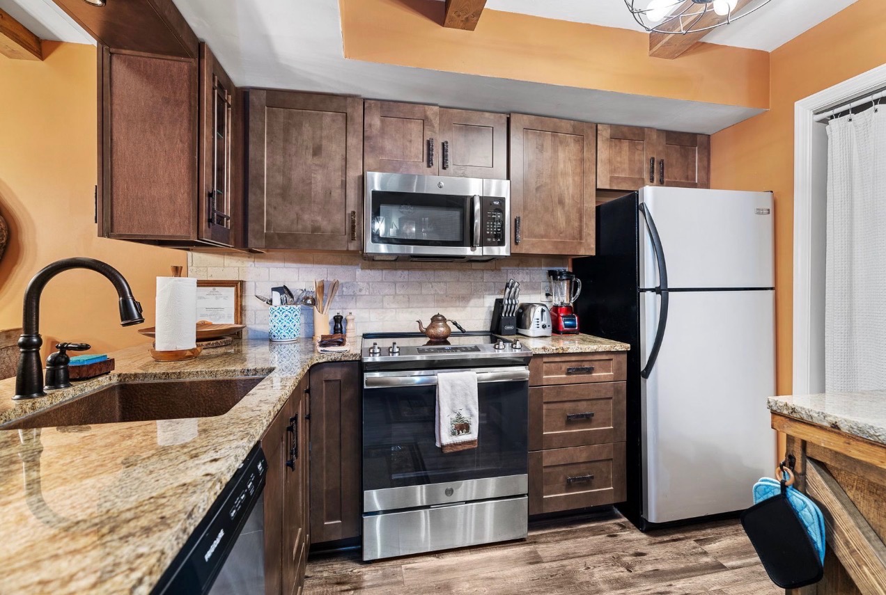 Full size kitchen